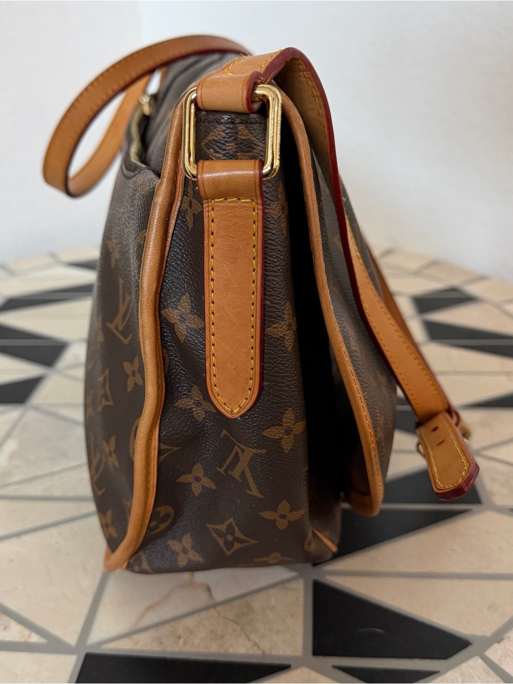 Louis Vuitton Brown Monogram Shoulder Bag with Tan Trim - Menilmontant - Picture 5 of 12